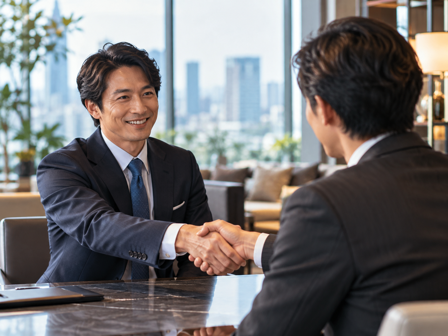 握手を交わす経営者